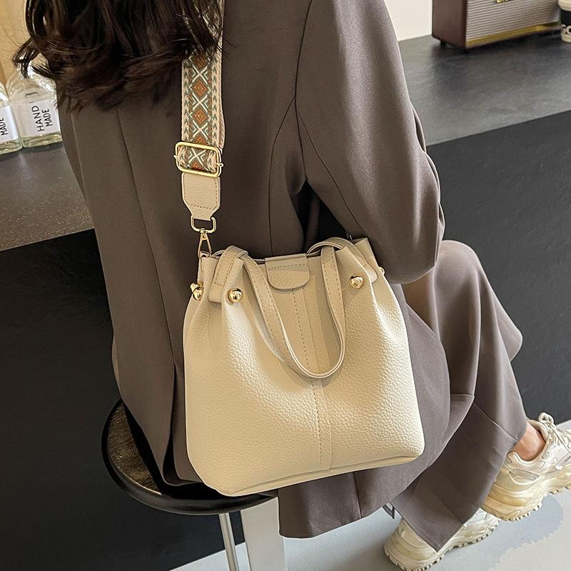 Bag Women's 2025 New Retro Fashion Simple Texture Bucket Bag Versatile Solid Color Shoulder Messenger Commuter Bag