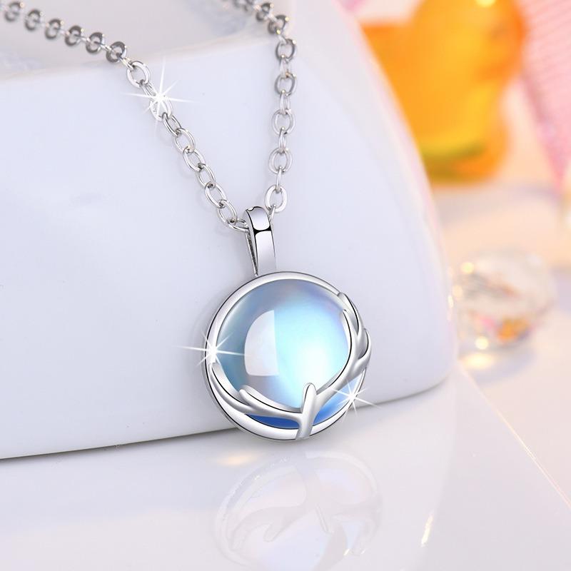 A Deer Has Your New Necklace in A Light and Luxurious Style Featuring Small Moonstone Stones, with An Elegant Lockbone Chain and Accessories.