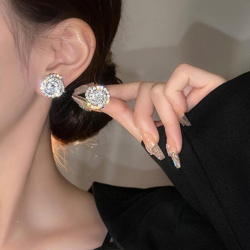 Women With Diamond Stud Earrings, Niche Design Sense Of Flowers, Unique Earrings, Light Luxury Temperament Rose Earrings