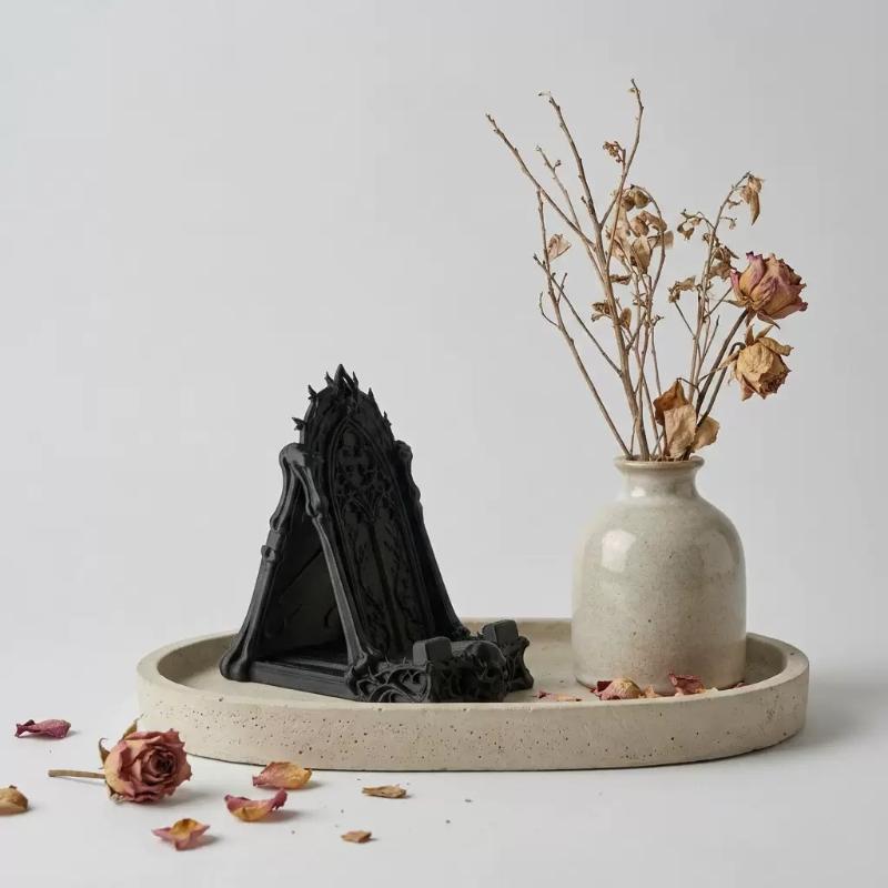 Gothic Skull Phone Stand, Dark Gothic-Style Desktop Phone Holder, Featuring Details Of Skulls And Thorns, Decorative Phone Stand