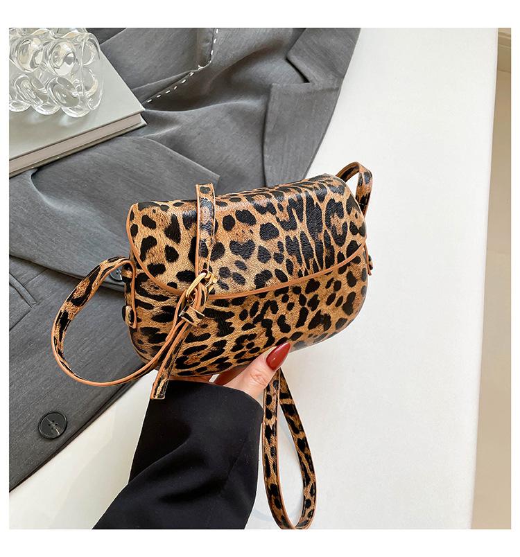 

Простая и модная сумка-мессенджер на одно плечо с леопардовым принтом, летняя новинка, ретро, простая и модная, женская цветной печати леопарда