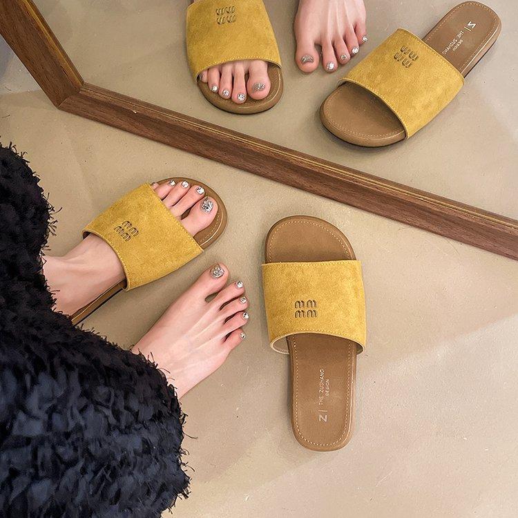 [Armano] Sanfte koreanische Version von flachen Pantoffeln für Damen-Sommerbekleidung 2025 neu Xiaoxiangfeng Ein-Wort-Slipper Strand-Sandalen