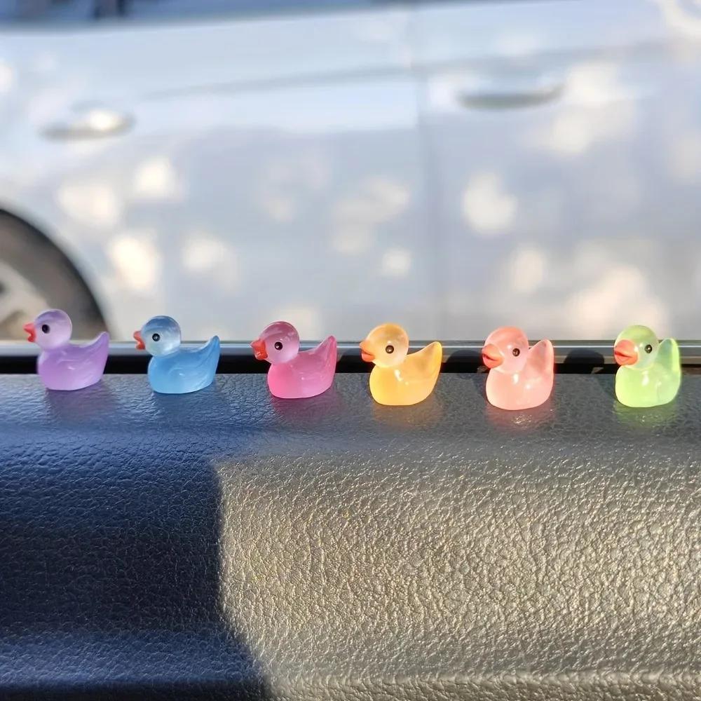 10 sztuk Zestaw Kaczuszek z Żywicy Świecących w Ciemności - Trwały i Uroczy Dekor na Deskę Rozdzielczą Samochodu dla Czarującego Wnętrza