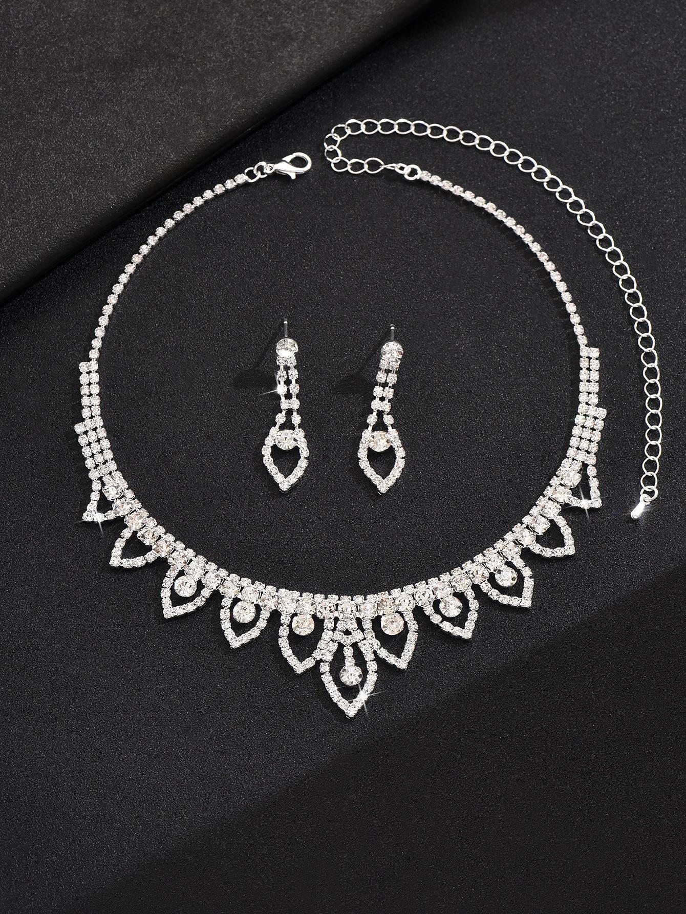 

Золотой свадебный набор украшений: Элегантное колье, серьги и браслет для свадеб и особых случаев.