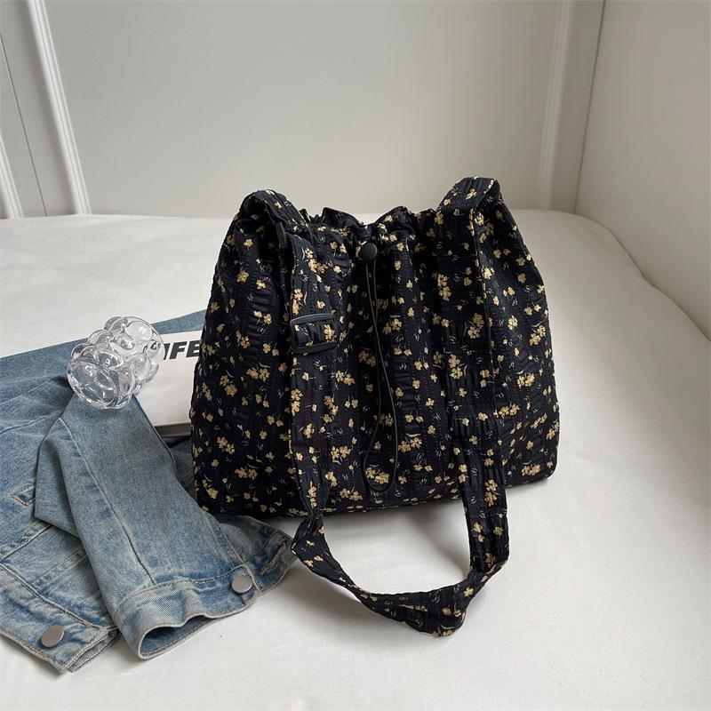 

Canvas bag women s bag 2025 summer new floral cloth bag niche large-capacity shoulder messenger tote bag чёрный
