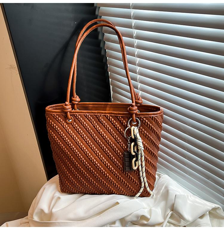 

Large capacity woven bag women s autumn 2025 new versatile shoulder bag Korean version popular tote bag коричневый