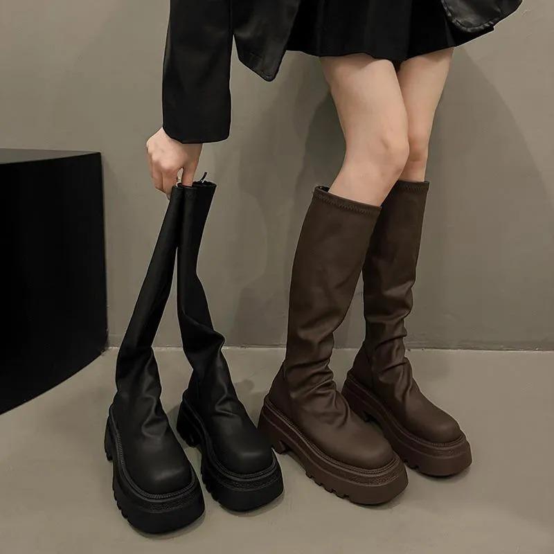 Women's Solid Round-toed Boots