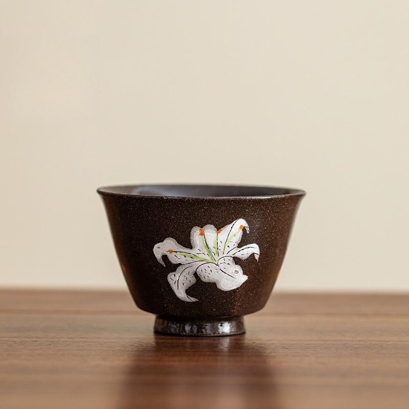 Hand Painted White Lily Coarse Pottery Tea Cup Japanese Vintage Style Ceramic Master Cup for Home Tea Zen Gift