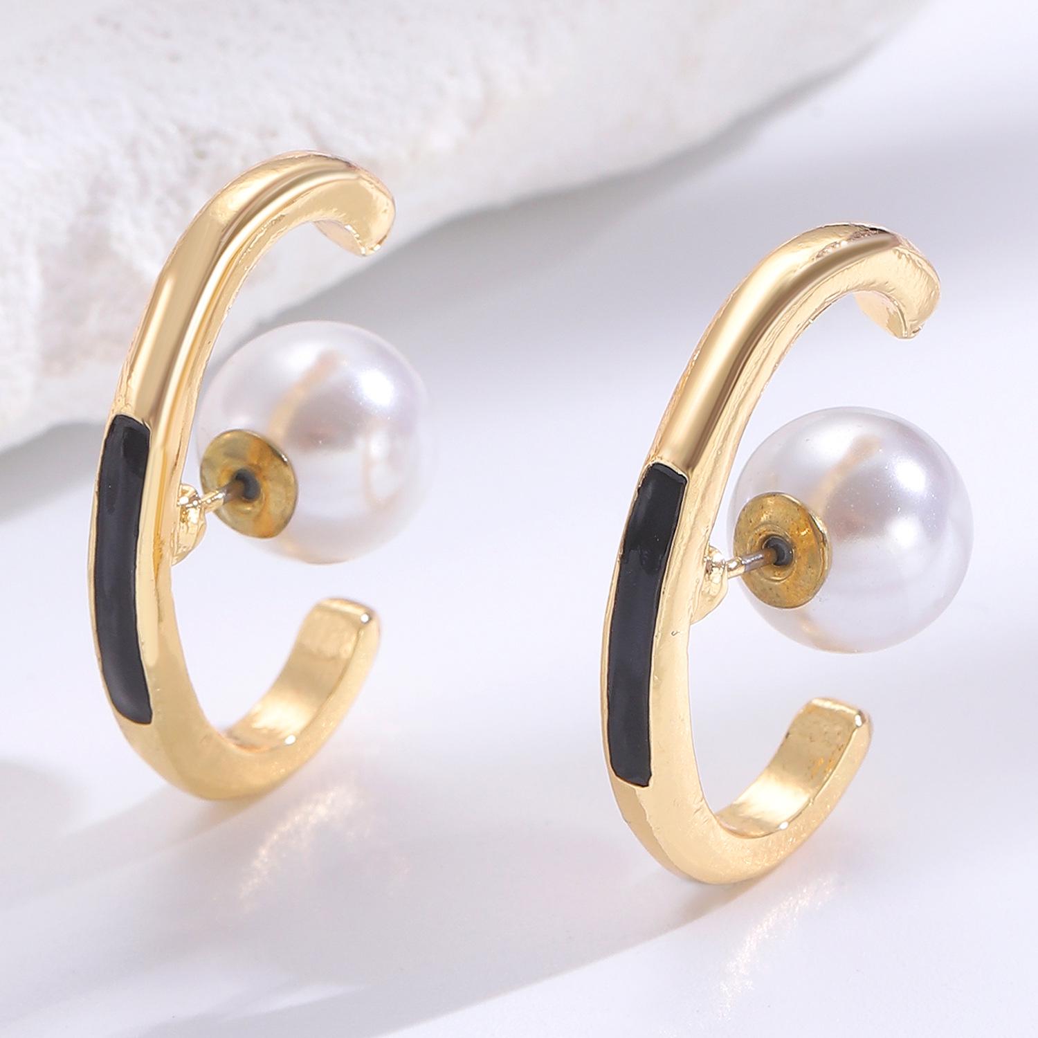 

Elegant C-Shaped Pearl Earrings for Women: Fashionable, Geometric, High-End Studs for a Versatile, Chic Look