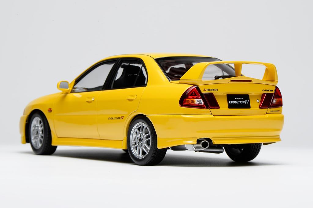 FREESTYLE MOTORHELIX Scale Mitsubishi Lancer Evolution EVO IV Dandelion Yellow Finished Model M84006 1/18