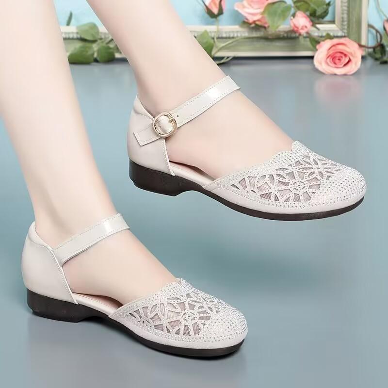 Sandals women's 2025 new fashionable versatile comfortable hollow flat bottom non-slip middle-aged niche bag head women's sandals