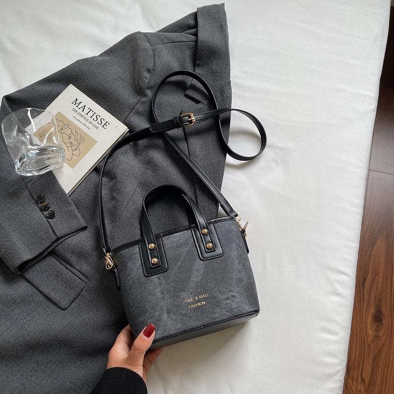 Super Fire Small Bag Women's Autumn and Winter Versatile 2025 New Shoulder Messenger Bag Popular This Year Portable Bucket Bag