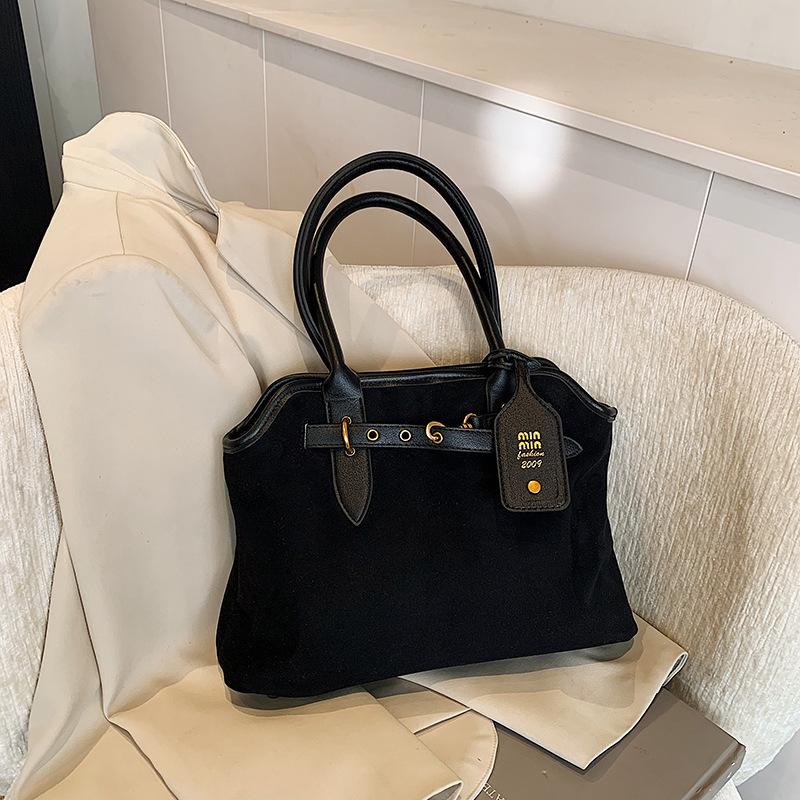 

Осенне-зимняя матовая сумка-тоут женская новая нишевая дизайнерская ручная сумка под мышкой на плечо для通勤 чёрный