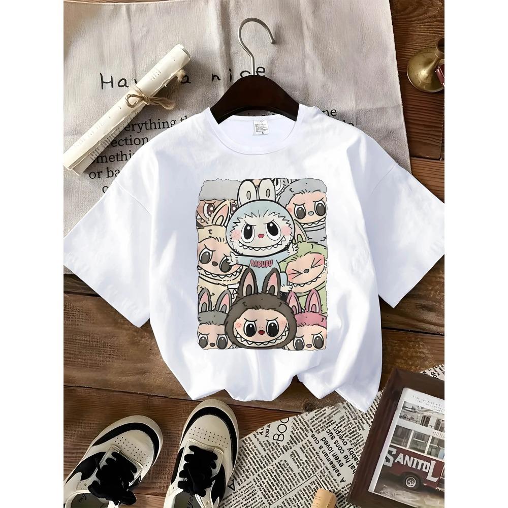

Милая футболка с дизайном Лабубу в классической позе подходит для женской повседневной спортивной одежды, идеально подходит для всех сезонов. S белый
