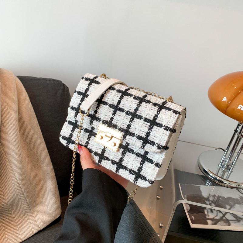 

Trendy Casual Commuter Small Square Bag For Women With Stylish Chain Strap In Black And White білий