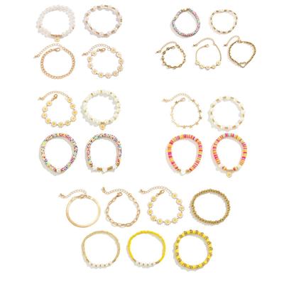 Gänseblümchen Anhänger Armband Set mit Kunstperlen Bunte Perlen Handketten Accessoire Stapelbare Armkette für Damen Mädchen