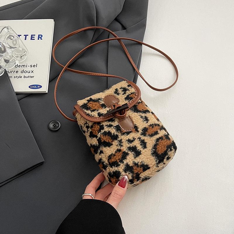 

Fashionable Korean autumn and winter leopard print mobile phone bag women s versatile plush contrasting color commuter casual crossbody bag