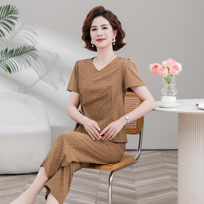 

Stylish V-Neck Summer Two-Piece Set for Middle-Aged and Elderly Women XL [80-95 lbs]
