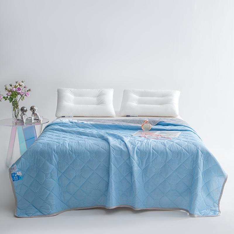 Cooling Summer Quilt: Soft & Thin Fabric, Perfect for Summer Naps, Beach Trips, and Keeping Cool in Air - Conditioned Rooms