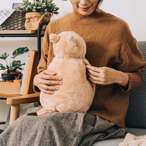This cat hot water bottle, a cat-shaped, heat-storing hot water bottle, is designed to look like a cat. It's a cute, eco-friendly gift and comes with