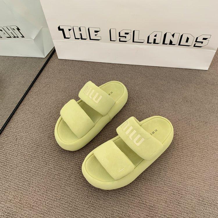 

[Youshilai] thick-soled cool slippers women s 2025 summer new models with skirts Internet celebrities beach one-word sandals 35