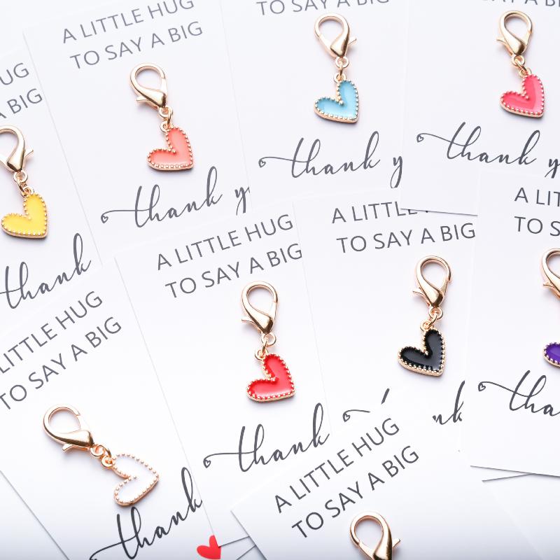 10 Stück Bunte Liebe Metall Schlüsselanhänger 10-teiliges Set Exquisiter Herzförmiger Anhänger Personalisierte Schlüsseldekoration Tasche Kleiner Anhänger