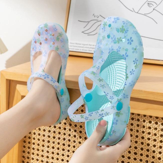 New high-value and comfortable EVA hole shoes for women to wear in summer, beach sandals with thick soles and soft soles, stepping on shit