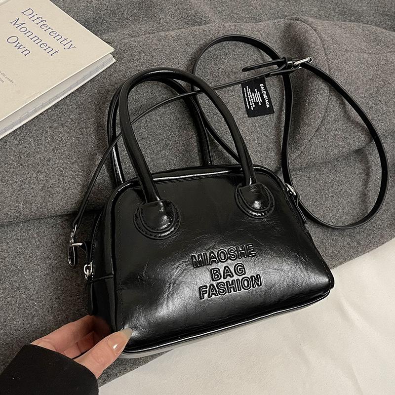 Spring and summer new products niche INS style simple portable pillow bag Korean version commuting versatile fashionable shoulder messenger bag