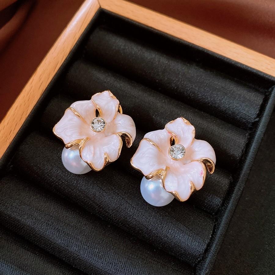 Medieval Silver Needle with Diamonds, Dripping Oil, Flower Pearl Earrings, Temperament, Court Style Stud Earrings, Light Luxury and High-end Earrings.