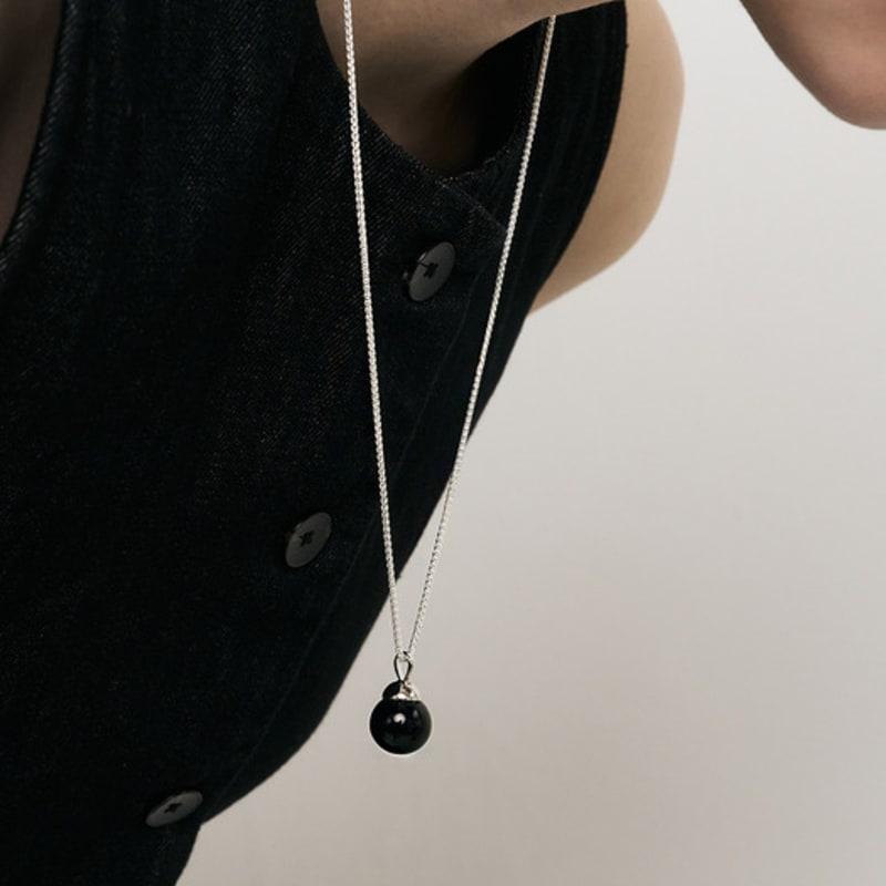 Hei black ball pendant necklace