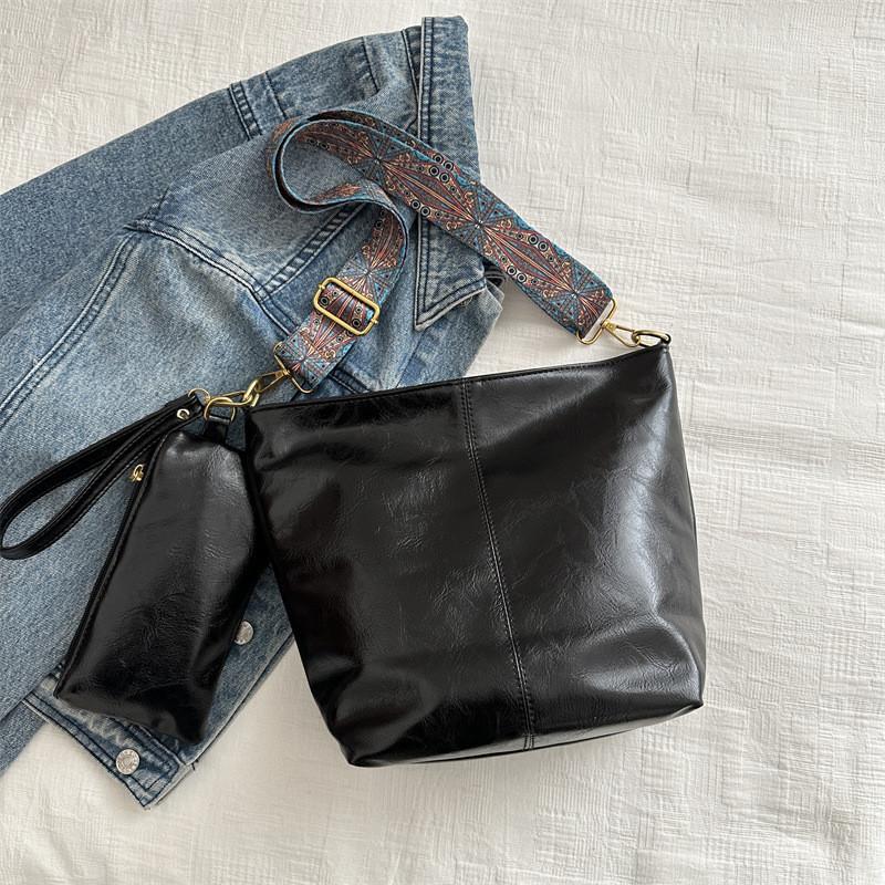 2024 New Simple Casual Bucket Bag Unique Aesthetic Fashion Shoulder Bag Retro Commuter Large Capacity Bag Women Black