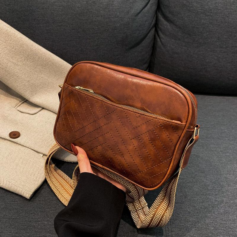 

Fashion 2025 spring new small bag women s wide shoulder strap foreign temperament single shoulder messenger bag коричневий