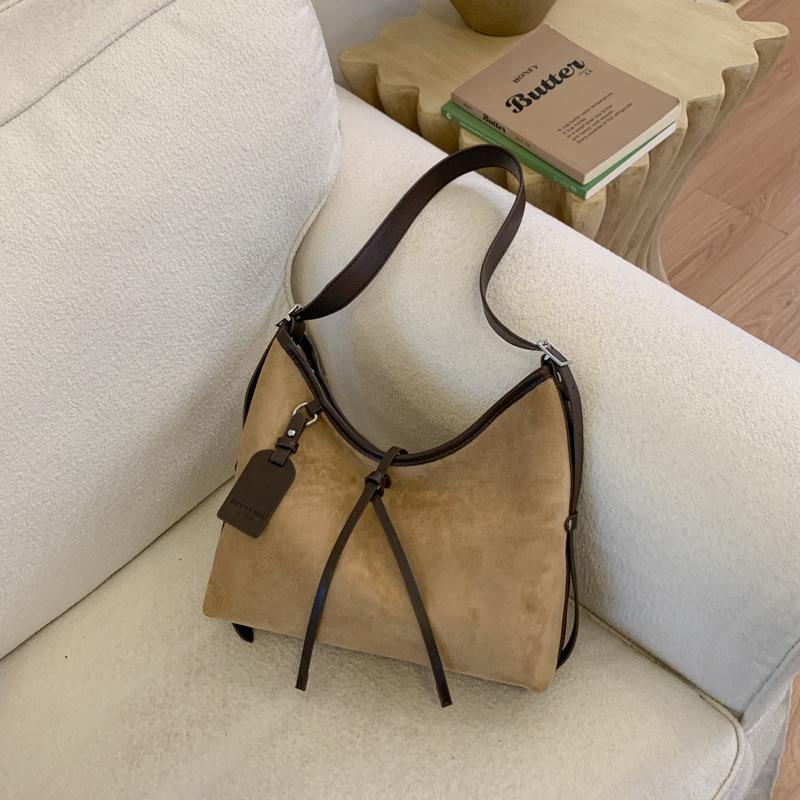

Autumn and winter retro large-capacity commuter tote bag women s 2025 new fashion versatile shoulder bag casual messenger bag хаки