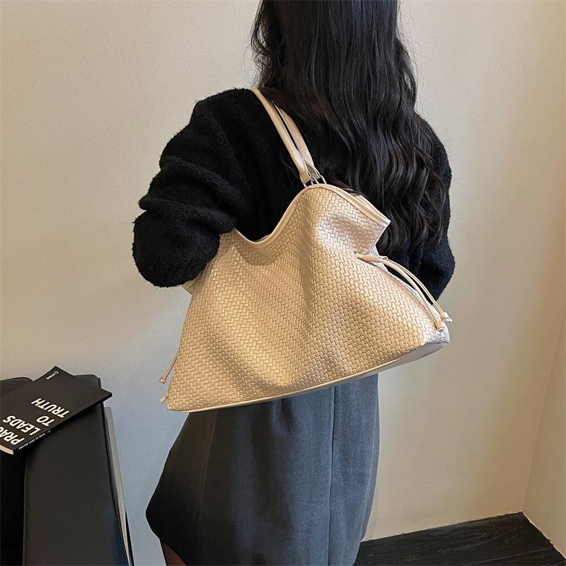 Large-capacity Woven Pattern Small Shoulder Bag, Trendy and Casual Tote Bag