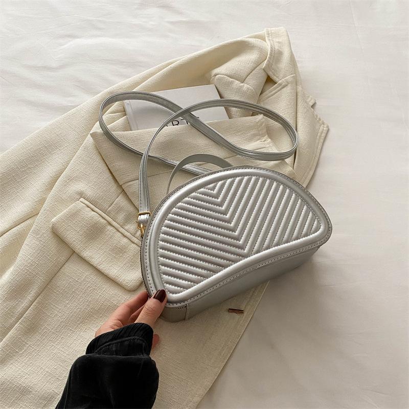 

Проста та модна сумка через плече ретро повсякденна сумка-месенджер 2024 літній новий тренд модна великої місткості сумка-мушля срібний