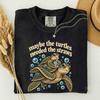 Vielleicht Brauchten Die Schildkröten Die Strohhalme Shirt, Lustiges Schildkröten Grafik-T-Shirt, Sarkastisches Ozeanliebhaber Geschenk, Meeres tier Humor T-Shirt