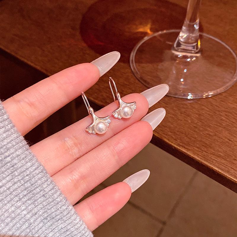 2025 Spring/Summer Floral Pearl Stud Earrings - Elegant Women's Light Luxury Edition