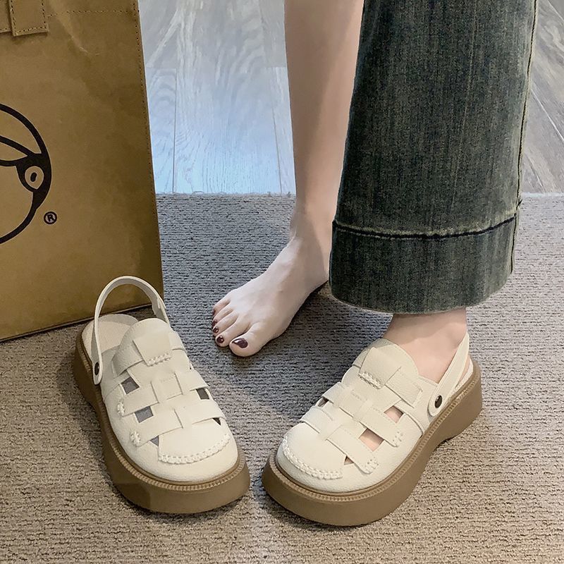 

Две носят полые сандалии с закрытым носком женские 2025 лето новые с дырками Мори Романские туфли на толстой подошве полушлепанцы женские для улицы 40 хаки