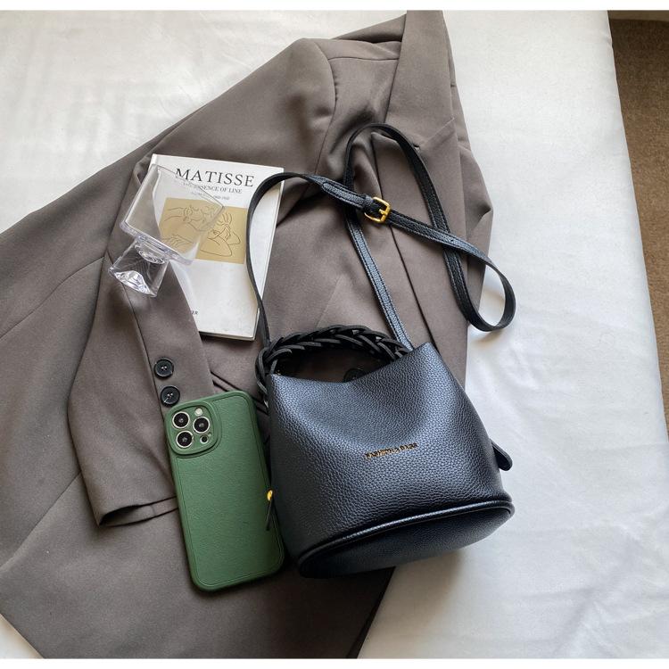 

Portable bucket bag 2025 spring new Korean version of premium texture soft leather lychee pattern large capacity shoulder messenger bag