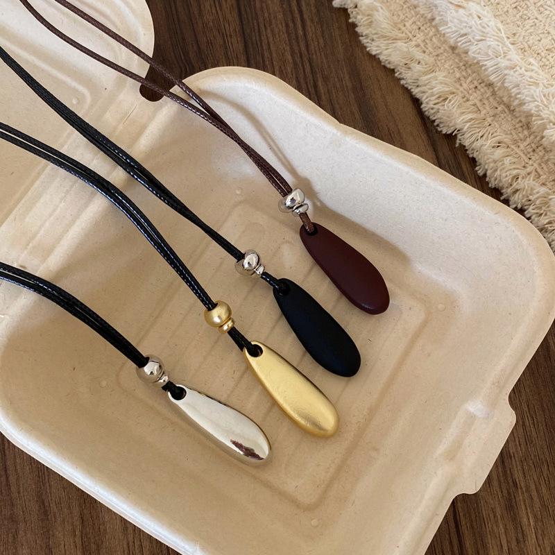 Elegant Minimalist Water Drop Pendant Necklace for Women - High-End Clavicle Chain, Fashionable & Versatile Accessory