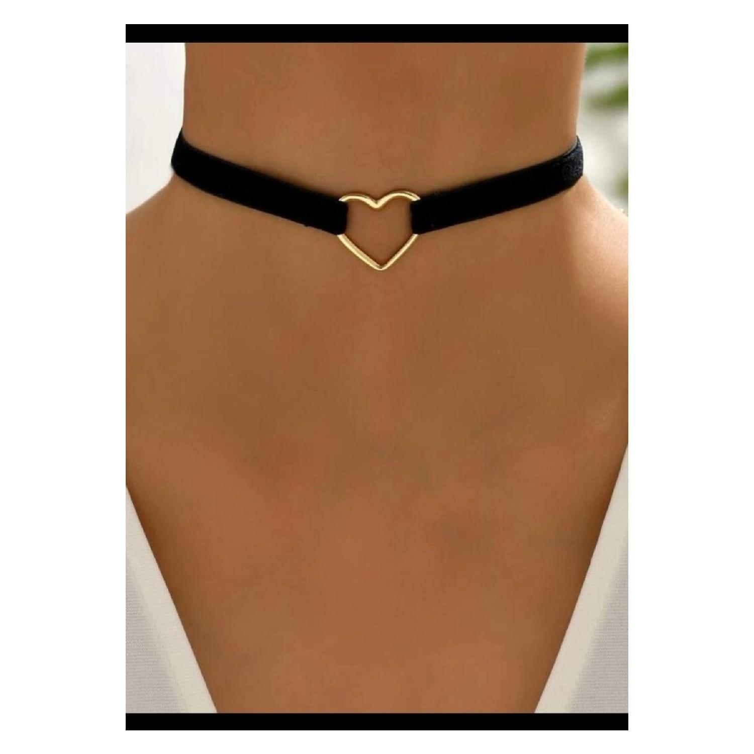 

Черный ремень с сердечками на шею