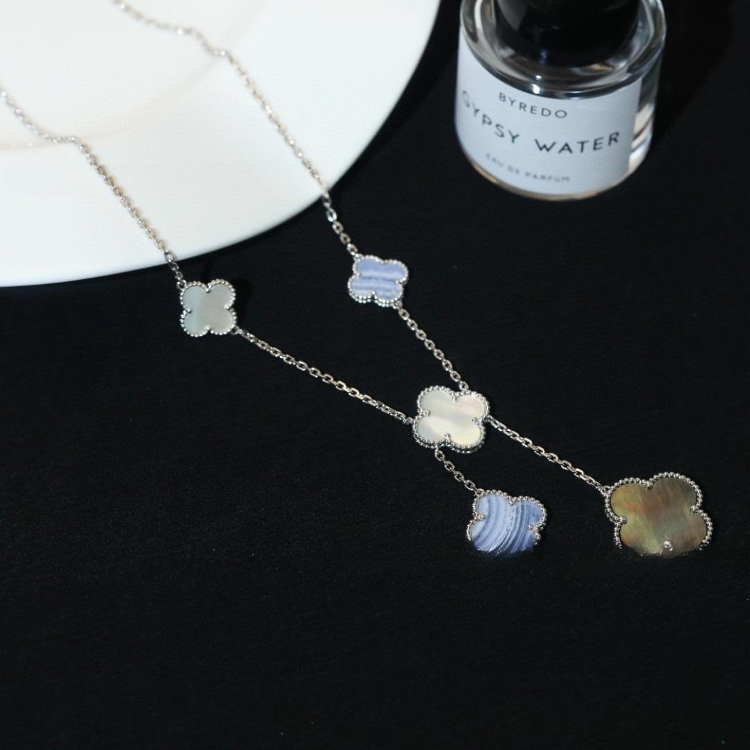 

Irregular Size Mother-of-pearl Agate Six-flower Necklace Light Luxury High-end Women s Four-leaf Clover Necklace silver