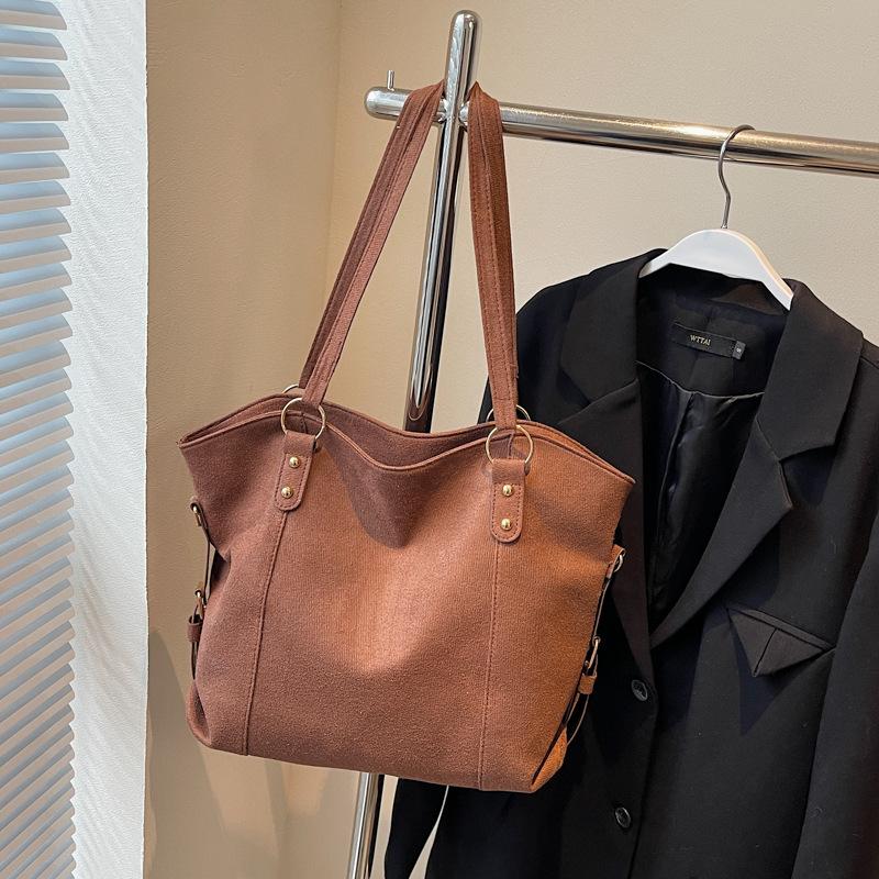 

Premium texture large-capacity bag women s 2025 new fashion retro commuter to work tote bag shoulder messenger bag темно-коричневого