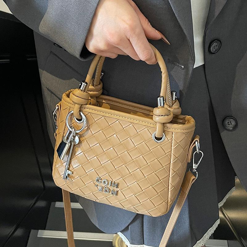Trendy Design Sense Woven Pattern Portable Bucket Bag Women's Leisure Commuting Niche Personality High Sense Messenger Bag