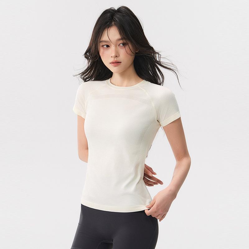 Women's Seamless Breathable Knit Fitness T-shirt - Moisture-wicking & Quick-drying, Short Sleeve Top for Yoga, Pilates & Commuting.
