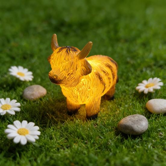 Osvětlená socha skotského skotu Pryskyřičná zvířecí socha s LED světly Rustikální svítící figurka skotského skotu pro výzdobu verandy statku, zahrady, trávníku