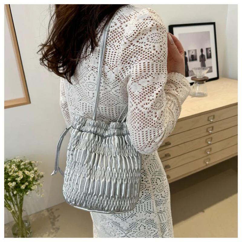 Серебряные плиссированные сумки-ведра на шнурке — фото 18