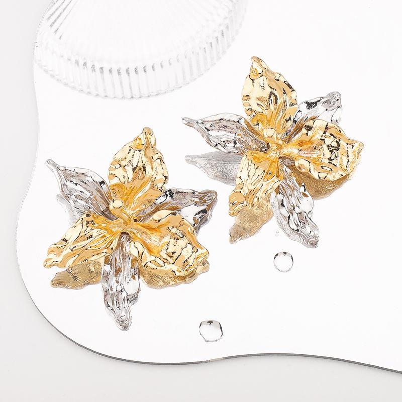 Vintage Metal Contrasting Color Large Flower Stud Earrings for Women Exaggerated Alloy Leaf Temperament Earrings Fashion Jewelry