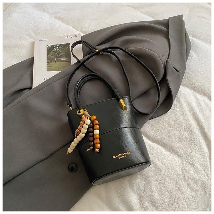 Fashion and high-value retro small bag women's winter new casual messenger bag portable bucket bag small bag