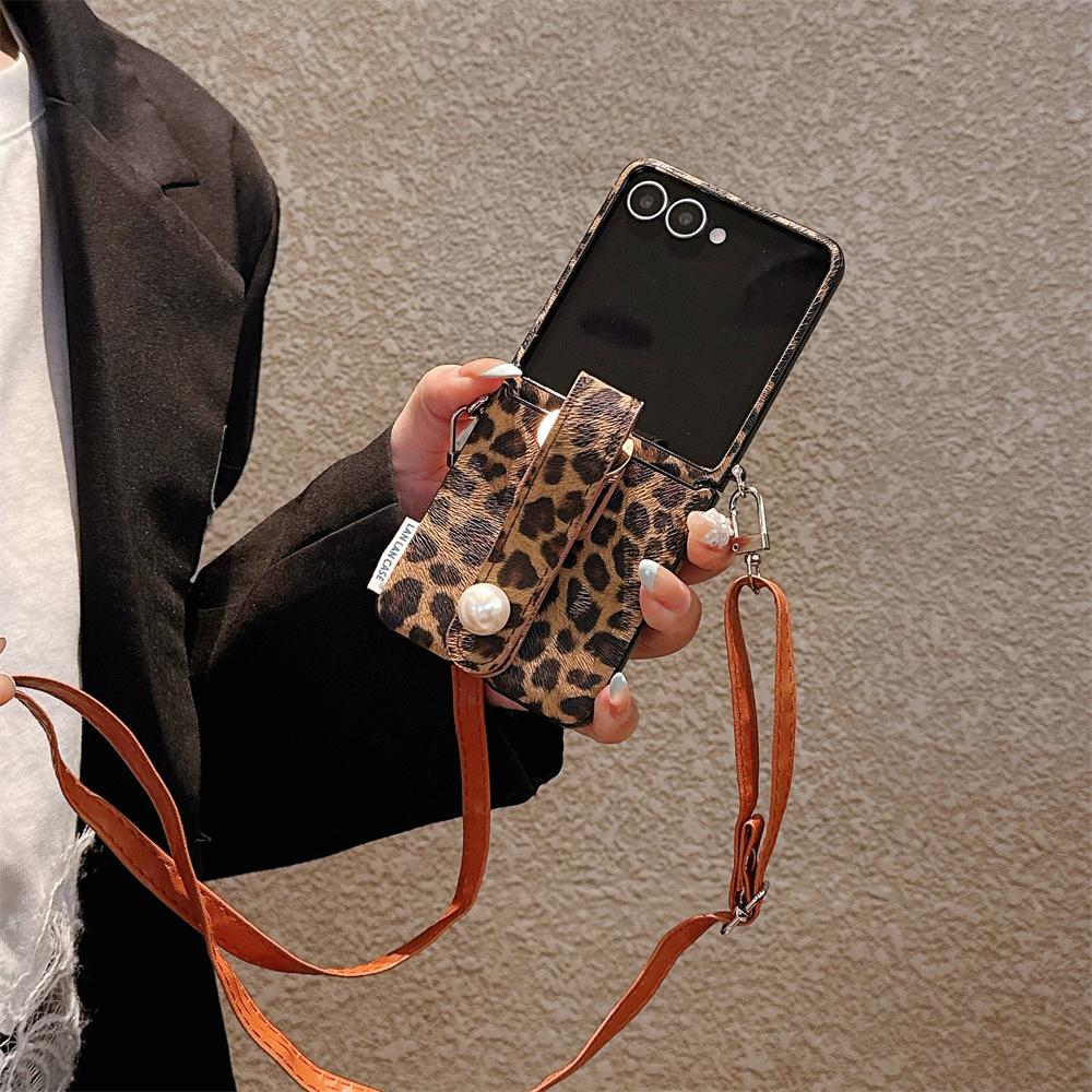 Luxury Retro Leopard Print Leather Pearl Wristband Phone Case for SamSung Galaxy Z Flip 7 6 5 Crossbody Hand Strap Protect Cover